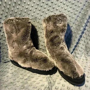 Women’s Acorn‎ Brown Fur Fuzzy Slipper Boots, Size 5-6